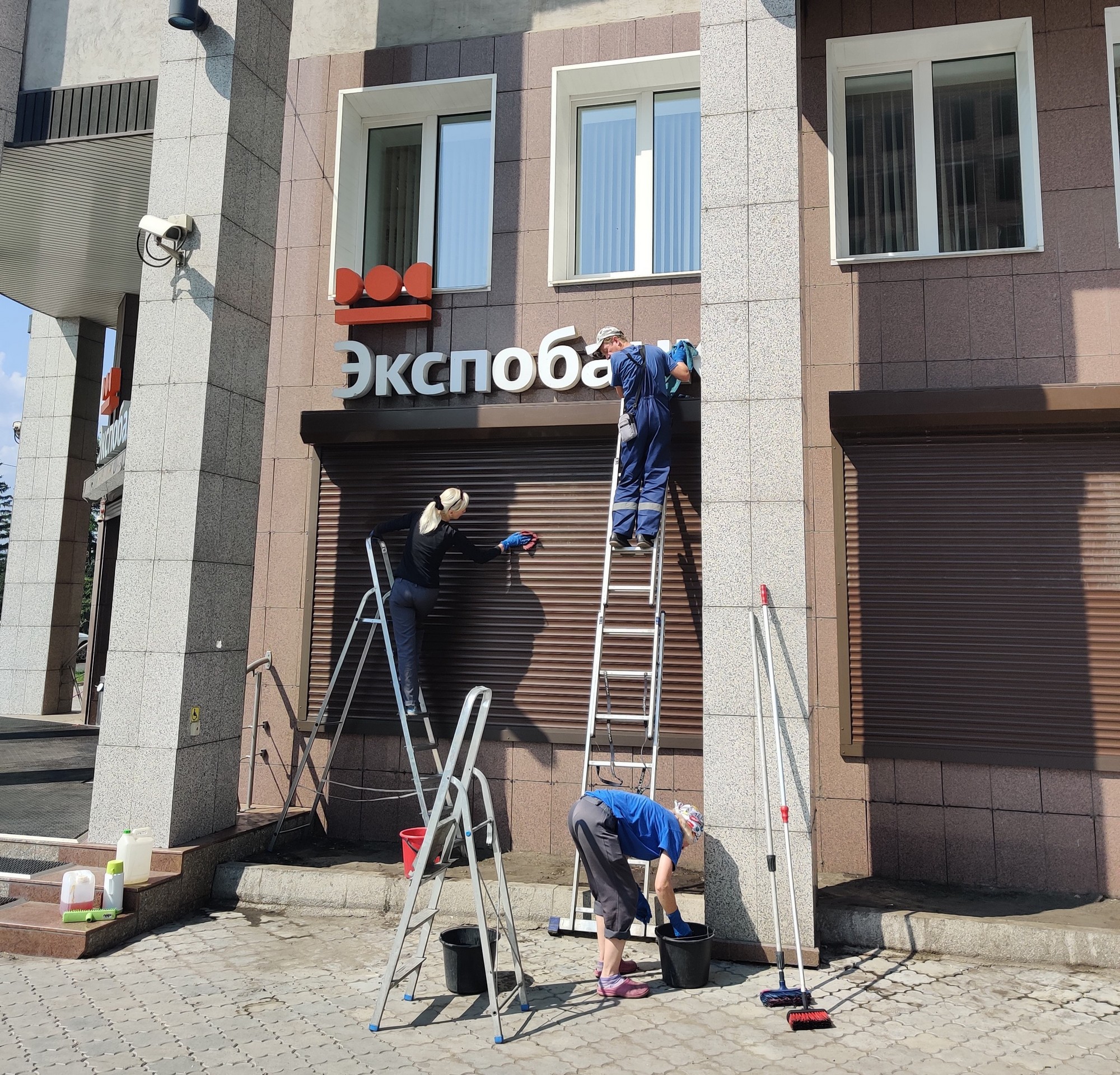 Мойка вывески сотрудниками клининга