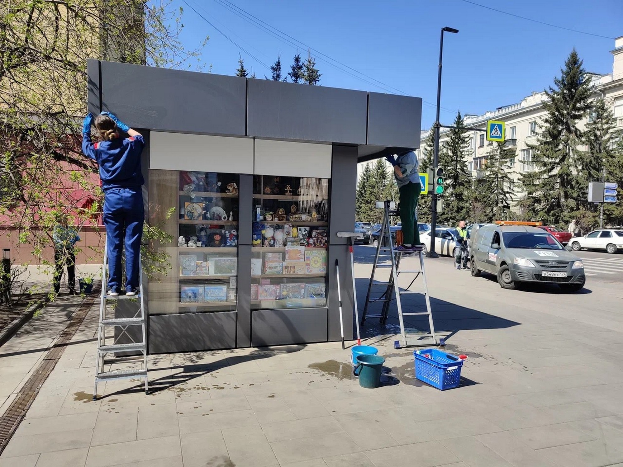 Сотрудники моют витрину магазина