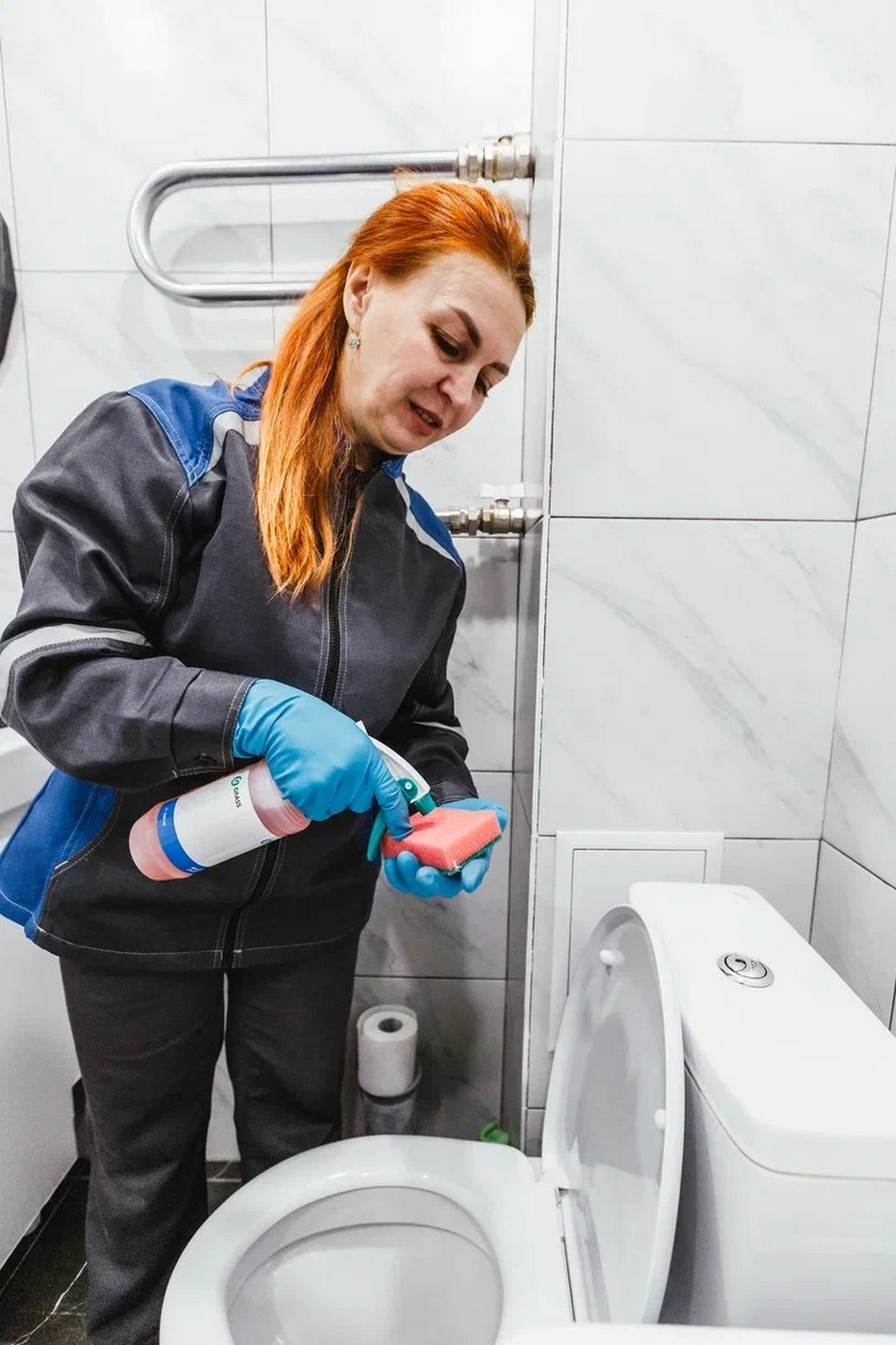 процесс чистки унитаза